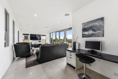 KENNEDY EXECUTIVE TOWNHOUSE - Accommodation Gold Coast 16