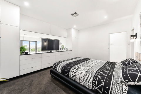 KENNEDY EXECUTIVE TOWNHOUSE - Accommodation Gold Coast 20