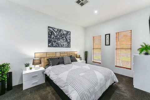 KENNEDY EXECUTIVE TOWNHOUSE - Accommodation Gold Coast 4