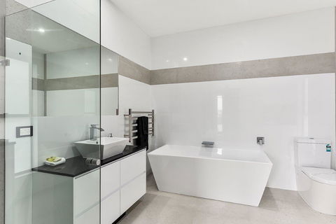 KENNEDY EXECUTIVE TOWNHOUSE - Accommodation Gold Coast 1