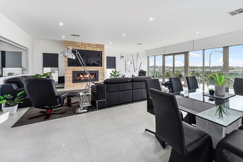 KENNEDY EXECUTIVE TOWNHOUSE - Accommodation Gold Coast 19