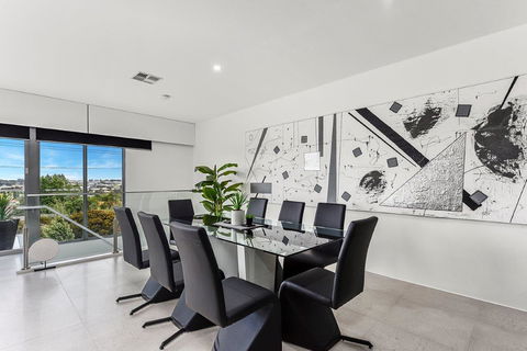 KENNEDY EXECUTIVE TOWNHOUSE - Accommodation Gold Coast 10