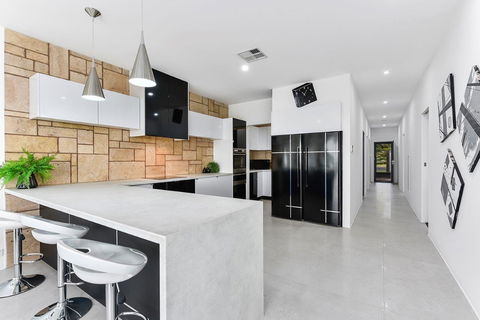 KENNEDY EXECUTIVE TOWNHOUSE - Accommodation Gold Coast 6