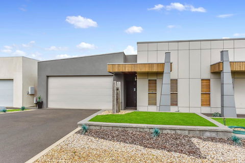 KENNEDY EXECUTIVE TOWNHOUSE - Accommodation Gold Coast 9