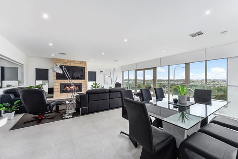 KENNEDY EXECUTIVE TOWNHOUSE - Accommodation Gold Coast 3