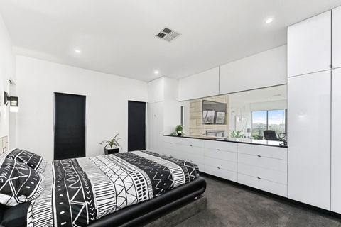KENNEDY EXECUTIVE TOWNHOUSE - Accommodation Gold Coast 11