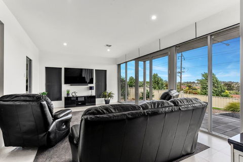 KENNEDY EXECUTIVE TOWNHOUSE - Accommodation Gold Coast 14