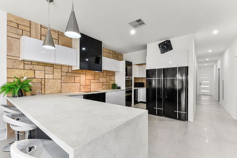 KENNEDY EXECUTIVE TOWNHOUSE - Accommodation Gold Coast 12