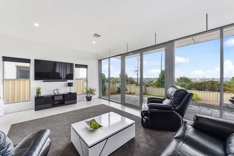 KENNEDY EXECUTIVE TOWNHOUSE - Accommodation Gold Coast 18