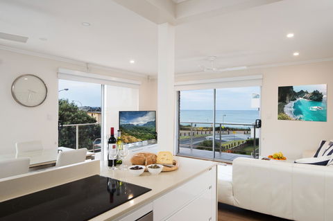 Stylish 3 Bedroom Beachview Apartment - Gold Coast 4U 5