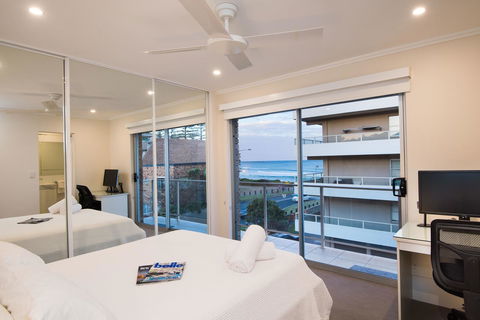 Stylish 3 Bedroom Beachview Apartment - Gold Coast 4U 1