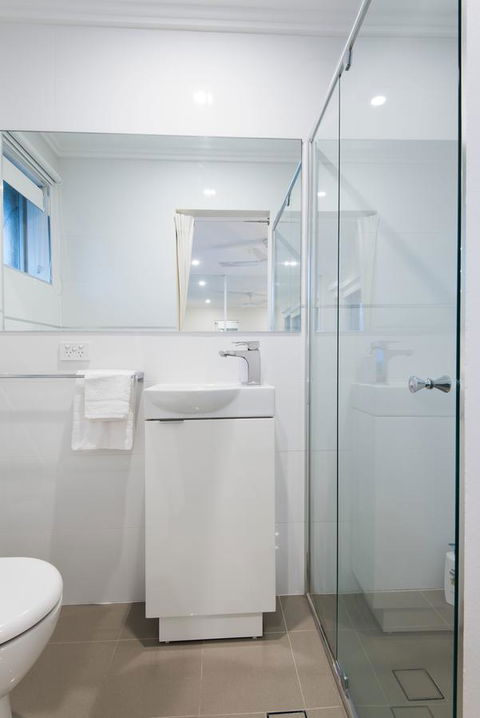 Stylish 3 Bedroom Beachview Apartment - Gold Coast 4U 2