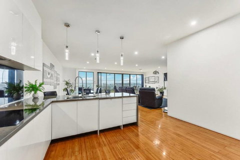 BENGALEE EXECUTIVE TOWNHOUSE- MODERN & STYLISH - Accommodation Gold Coast 7