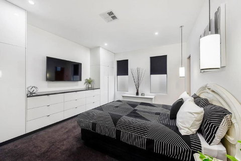 BENGALEE EXECUTIVE TOWNHOUSE- MODERN & STYLISH - Accommodation Gold Coast 11