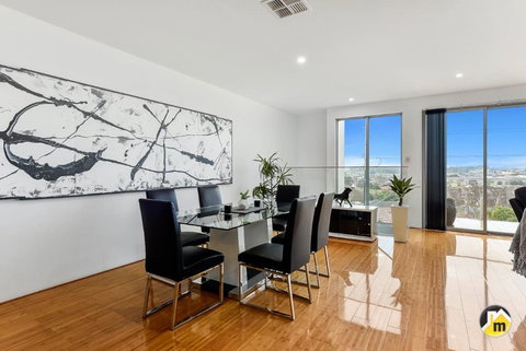 BENGALEE EXECUTIVE TOWNHOUSE- MODERN & STYLISH - Accommodation Gold Coast 13