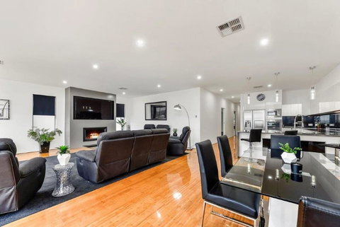 BENGALEE EXECUTIVE TOWNHOUSE- MODERN & STYLISH - Accommodation Gold Coast 3