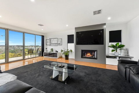 BENGALEE EXECUTIVE TOWNHOUSE- MODERN & STYLISH - Accommodation Gold Coast 5