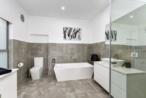 BENGALEE EXECUTIVE TOWNHOUSE- MODERN & STYLISH - Accommodation Gold Coast 8