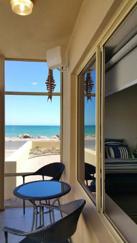 Acaill Accommodation Esplanade Living Self Check-In Self Check-Out - Accommodation Gold Coast 18