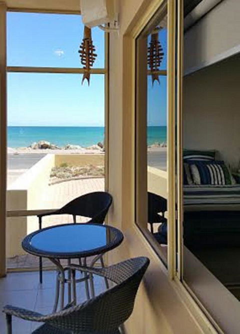 Acaill Accommodation Esplanade Living Self Check-In Self Check-Out - Accommodation Gold Coast 38