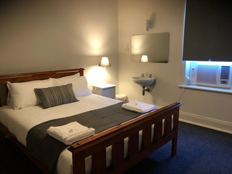 Cornwall Hotel - Accommodation Gold Coast 17