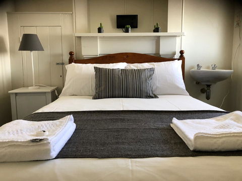 Cornwall Hotel - Accommodation Gold Coast 0
