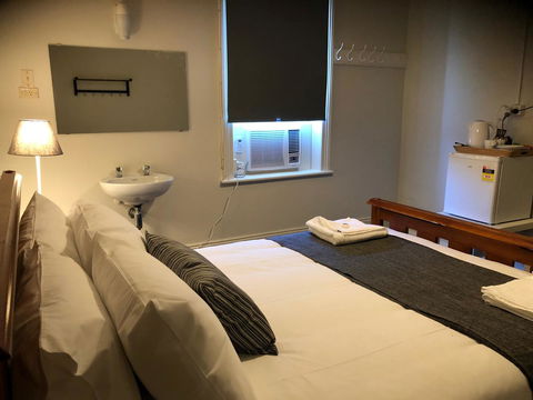 Cornwall Hotel - Accommodation Gold Coast 16
