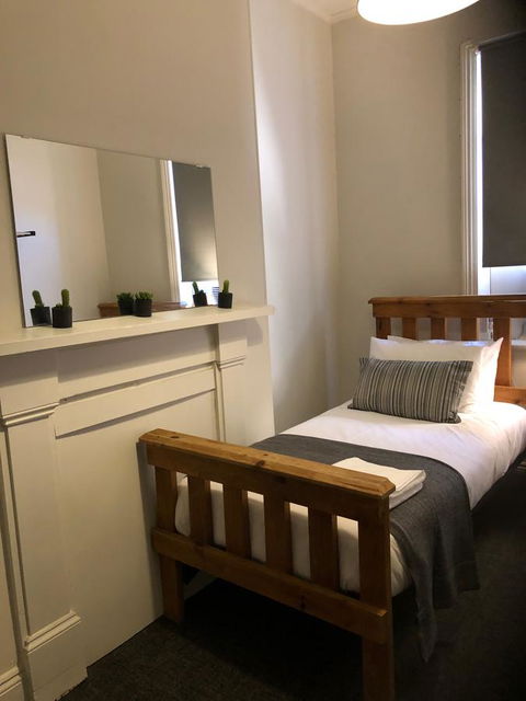 Cornwall Hotel - Accommodation Gold Coast 15