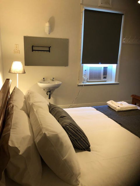 Cornwall Hotel - Accommodation Gold Coast 5