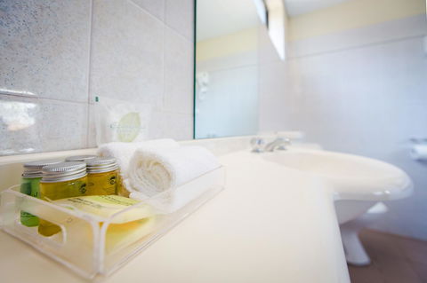 Abcot Inn - Gold Coast 4U 6
