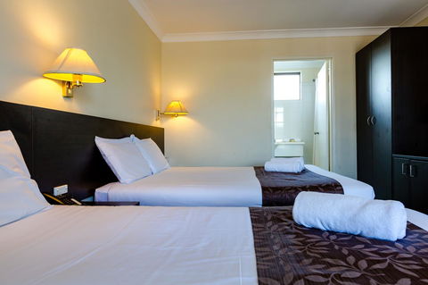 Abcot Inn - Gold Coast 4U 11