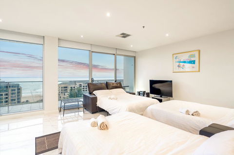 Glenelg Skyline Beachfront Penthouse, Adelaide - Accommodation Gold Coast 13