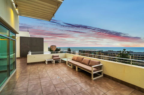 Glenelg Skyline Beachfront Penthouse, Adelaide - Accommodation Gold Coast 4
