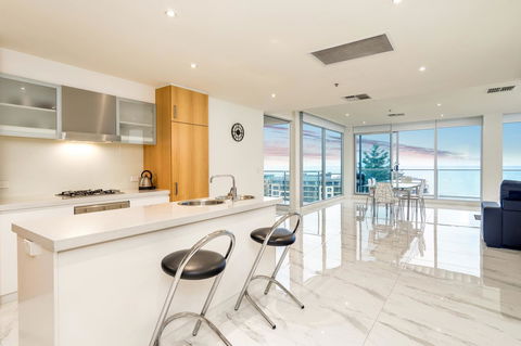 Glenelg Skyline Beachfront Penthouse, Adelaide - Accommodation Gold Coast 9