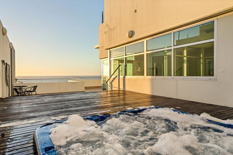Glenelg Skyline Beachfront Penthouse, Adelaide - Accommodation Gold Coast 3