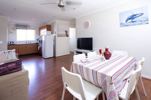 Aurora Holiday Apartment @West Beach - 1 Gold Coast 0