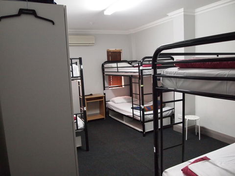 The Emperors Crown Hostel - Gold Coast 4U 4