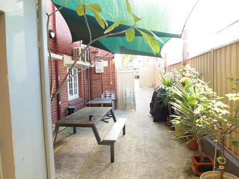 The Emperors Crown Hostel - Gold Coast 4U 17