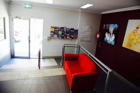 The Emperors Crown Hostel - Gold Coast 4U 19