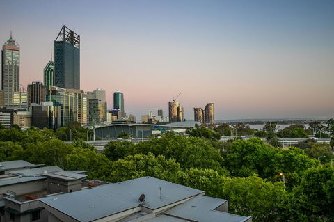 Perth Short Stays - 1 Gold Coast 4