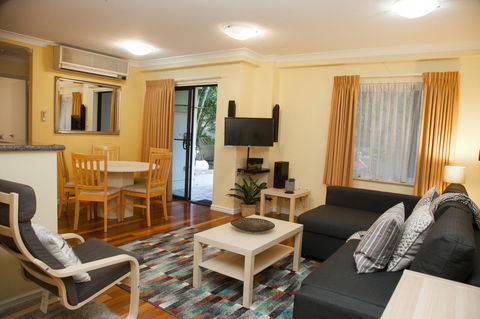 Perth Short Stays - 1 Gold Coast 10