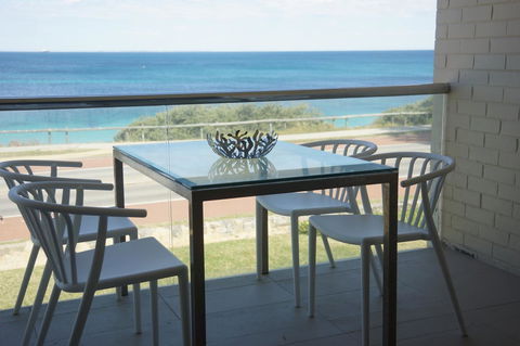 Cottesloe Beachfront Ocean View Apartment - Gold Coast 4U 5
