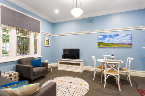 Blue Door Apartments - Accommodation Gold Coast 2