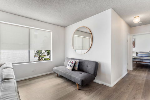 Laman Lodge, Unit 2, 15 Laman Street - Accommodation Gold Coast 4