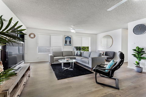 Laman Lodge, Unit 2, 15 Laman Street - Accommodation Gold Coast 1