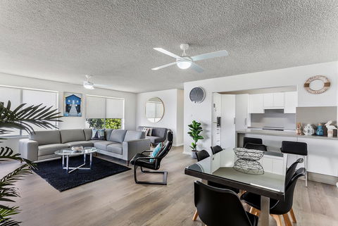 Laman Lodge, Unit 2, 15 Laman Street - Accommodation Gold Coast 2