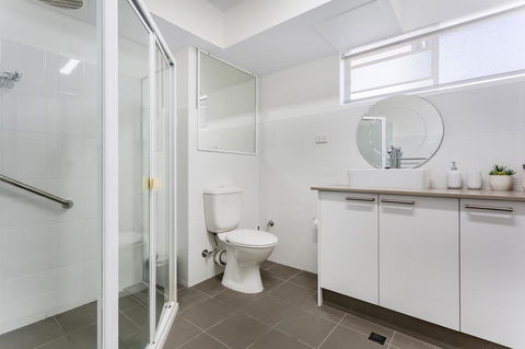 Laman Lodge, Unit 2, 15 Laman Street - Accommodation Gold Coast 11