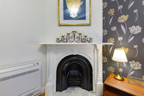 Heritage Townhouse Near Harbour Bridge - 1 Gold Coast 8