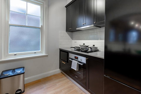 Heritage Townhouse Near Harbour Bridge - 1 Gold Coast 21