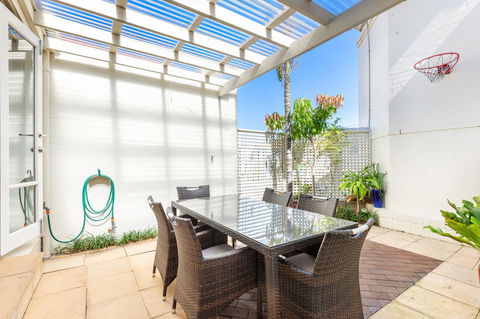 Kensington Self-Contained Modern House (89BROM) - Gold Coast 4U 9